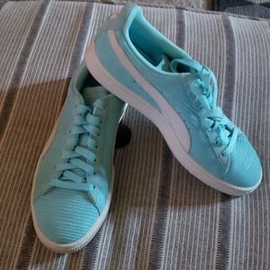 Brand new never been worn Pumas